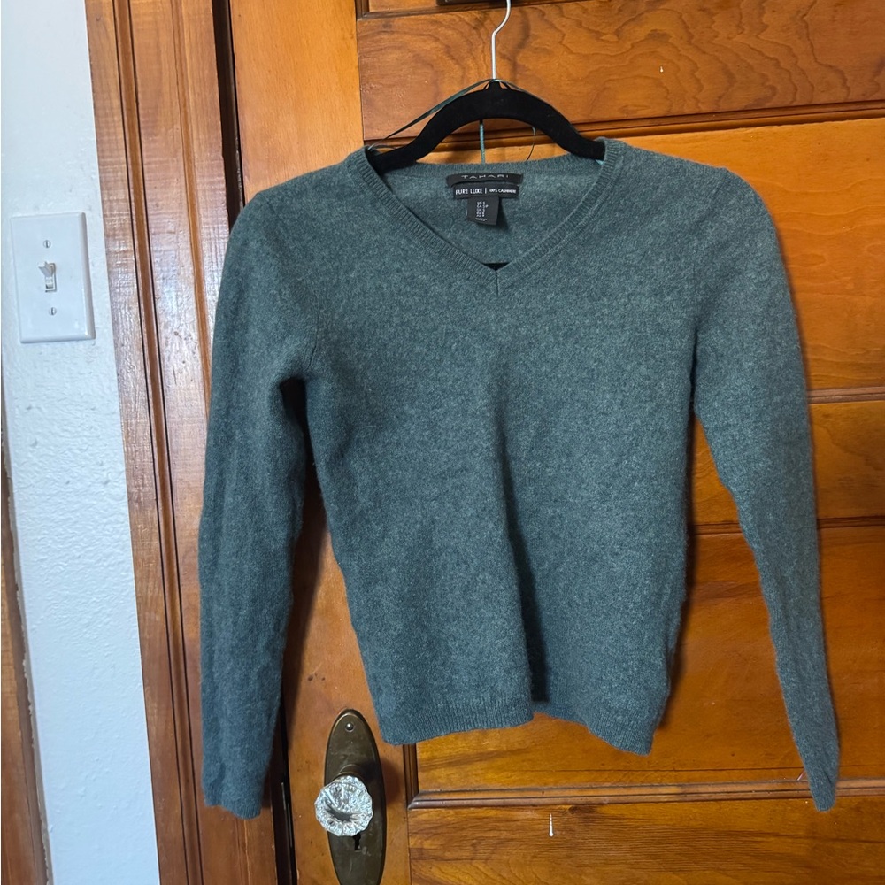 Tahari Pure Luxe 100% Cashmere V-Neck Sweater - Deep Green - Size Small